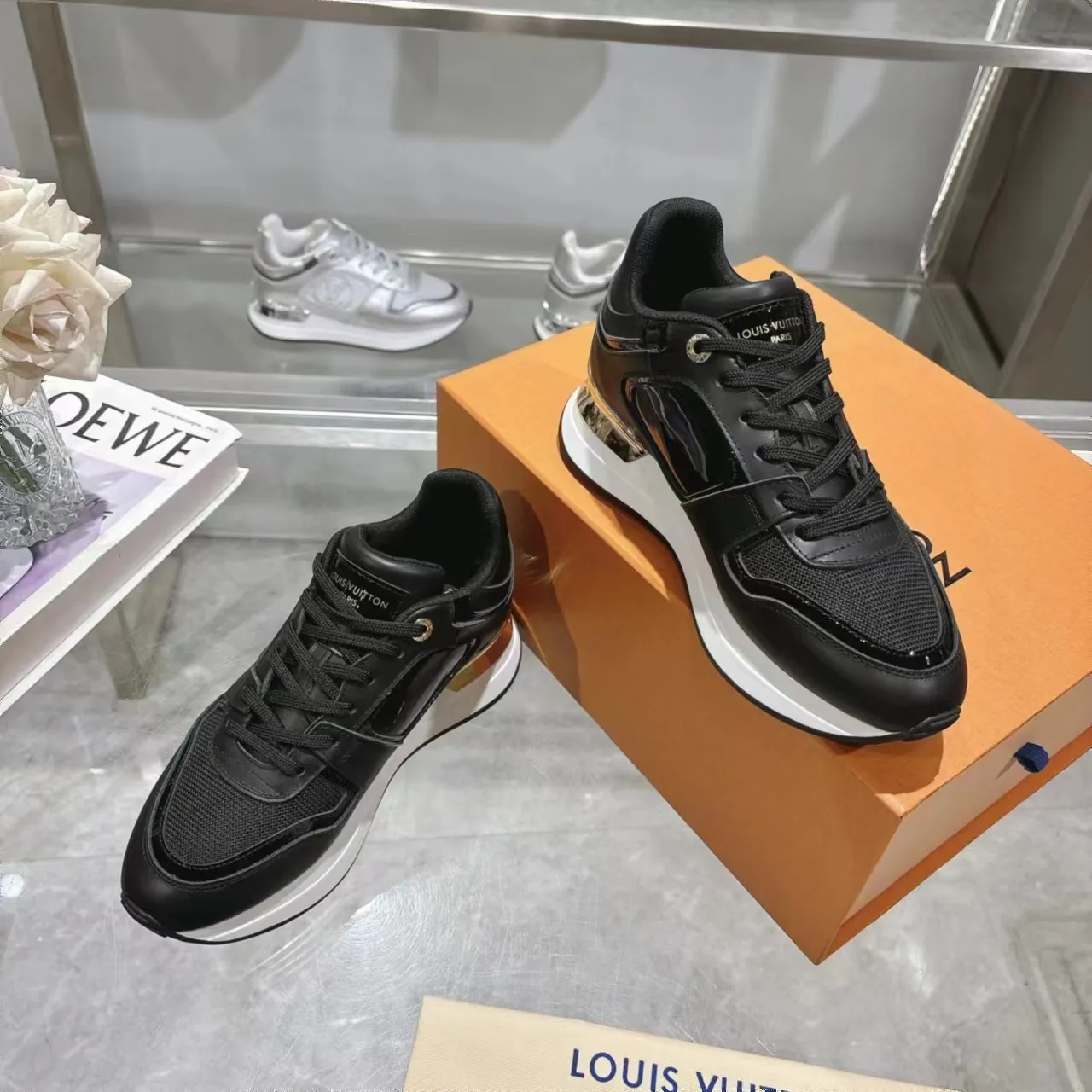 👟👟Ex-factory price 640👟👟 Men's size +10 Louis Vuitton's official website synchronizes the 2024 couple's models, this Neo Run Away sneakers are inspired by running shoes, integrating LV's iconic must-have shoes into the trend. This version is a 1:1 replica of the original version, reinterpreting Damier canvas with cow leather and mesh fabrics, highlighting its simple lines and unique wedge outsole. The main details include the LV initials on the side and the engraved gold heel stabilizer on the back plus a hidden insole. 2cm. Sizes 35-42, 39-46. Full package. High version. New and old customers are welcome to inquire.